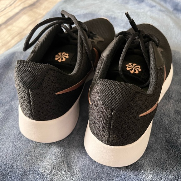 Nike Women’s Tanjun Running Shoes - Picture 4 of 5